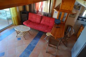 マルマリにあるVilla Sofiaのリビングルーム(赤いソファ、椅子付)