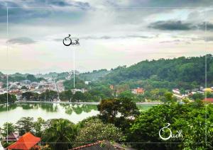 een uitzicht op een waterlichaam met een stad bij The Radh Hotel in Kandy