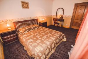 ein Hotelzimmer mit einem Bett und einem Spiegel in der Unterkunft Rudzupuķes in Svente