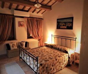 a bedroom with a bed and a couch at Quelli del Picchio in Cupramontana