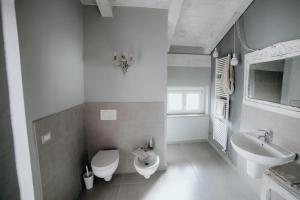 biała łazienka z toaletą i umywalką w obiekcie Guest House Al Devesio w mieście Rifreddo +37 zdjęć