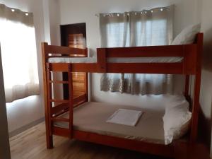 Bunk bed o mga bunk bed sa kuwarto sa Sienna's Flat and Transient House