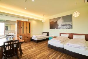 Een bed of bedden in een kamer bij First Shanhai Hotel