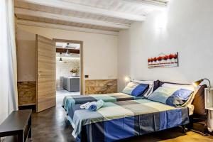 sypialnia z 2 łóżkami i łazienką w obiekcie Villa Antica Aia Relax w mieście Scicli +29 zdjęć