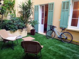 a bike parked next to a house with grass at H&ocirc;tel Jaur&egrave;s in Toulon