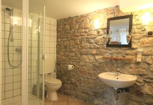 Koupelna v ubytování Hotel Weingewolbe