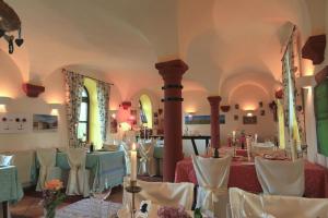 Restaurace v ubytování Hotel Weingewolbe + 21 fotografií