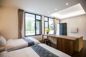 Rúm í herbergi á 逢春園Feng Chun Villa