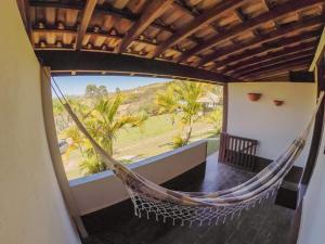 サン・ロウレンソにあるPousada Campestre São Lourençoの眺めの良い客室で、ハンモックが備わります。
