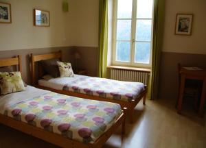 1 dormitorio con 2 camas y ventana en La Rivoire, en Saint-Julien-Molin-Molette