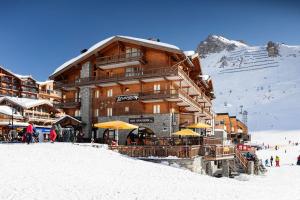 un bâtiment sur une piste de ski dans la neige dans l'établissement Hôtel Le Levanna by Les Etincelles, à Tignes