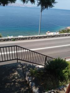 una barandilla al lado de una carretera junto al océano en Apartment Vesna Senj, en Senj