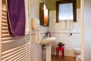 a bathroom with a sink and a toilet at Il Frutteto in Lari