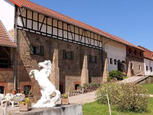 a statue of a lion in front of a building at Gefildehof Göpel in Eisenach