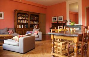 sala de estar con mesa y sofá en La Rivoire, en Saint-Julien-Molin-Molette
