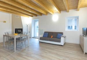 a living room with a couch and a table at Residenze Lariane in Colico