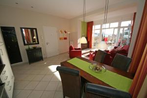 Ein Sitzbereich in der Unterkunft Haus Möwe I Whg 02 mit Terrasse
