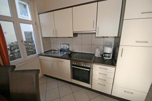 Küche/Küchenzeile in der Unterkunft Haus Möwe I Whg 02 mit Terrasse
