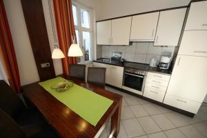 Küche/Küchenzeile in der Unterkunft Haus Möwe I Whg 02 mit Terrasse