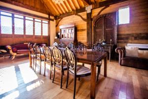 - une salle à manger avec une table et des chaises dans l'établissement The Timber Barn South Downs West Sussex Sleeps 18, à Hardham