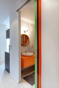 a bathroom with a sink and a mirror at Appartement Quai N° 5 in Strasbourg