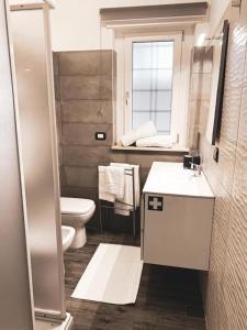 La salle de bains est pourvue d'un lavabo, de toilettes et d'une fenêtre. dans l'établissement Caput Mundi Anagina IV, à Rome