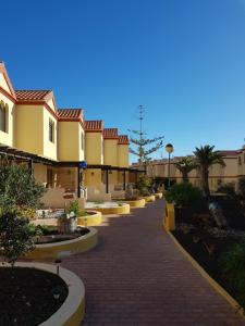 chodnik przed budynkiem w obiekcie HATO Holiday Home Fuerteventura w mieście Costa Calma