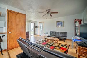 Imagen de la galería de Waterfront Lake Erie Vacation Rental on the Strip!, en Geneva-on-the-Lake