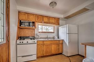 Imagen de la galería de Waterfront Lake Erie Vacation Rental on the Strip!, en Geneva-on-the-Lake 16 fotos más