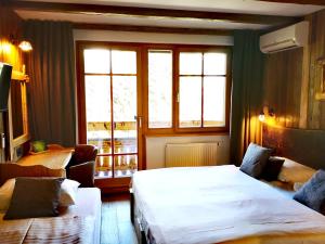 Postel nebo postele na pokoji v ubytování Ribno Alpine Hotel