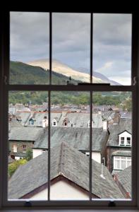 einen Blick aus dem Fenster einer Stadt mit Häusern in der Unterkunft Chaucer View in Keswick