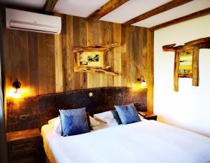 Postel nebo postele na pokoji v ubytování Ribno Alpine Hotel