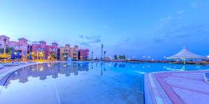 una gran piscina en una ciudad por la noche en Porto Sokhna Apartment By Amer-Group, en Ain Sokhna