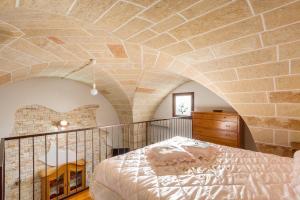 コペルティーノにあるLa Nicchia Di Luana by BarbarHouseの石壁のベッドルーム1室(ベッド1台付)