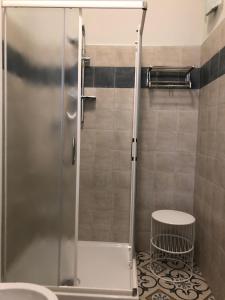 bagno con doccia, lavandino e servizi igienici di LA DAMA ROOM&BREAKFAST a Russi