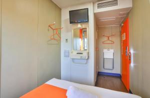 Postel nebo postele na pokoji v ubytování easyHotel Sofia