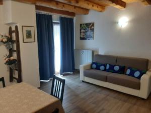 a living room with a couch and a table at Casa Vacanze Roure " BAITA PECIT PARI" in Roure Turin