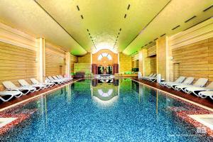 索非亚特萨斯科塞洛Spa酒店的一座带白色椅子的游泳池