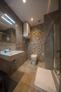 y baño con lavabo, aseo y ducha. en Lokali Rooms, en Il-Gżira