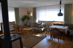un soggiorno con divano e tavolo di Haus Pfauth a Tannheim