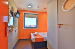 TV a/nebo společenská místnost v ubytování easyHotel Sofia