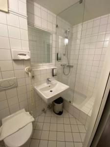 A bathroom at Mama Muh Self-Check-in