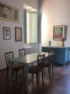 a dining room with a table and chairs and a desk at pietrolafontaine19 in Viterbo