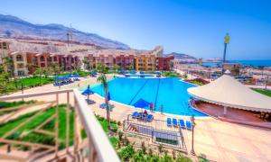 uma vista para uma grande piscina num resort em Porto Sokhna Apartment By Amer-Group em Ain Sokhna