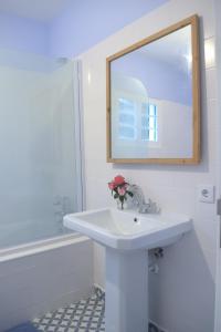 リベイラ・グランデにあるQuinta dos Sabores Farm Housesの洗面台と鏡のある白いバスルーム +76枚の写真