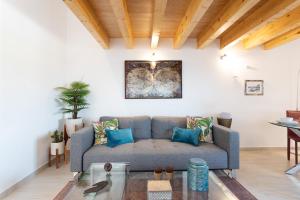 - un salon avec un canapé et une table dans l'établissement Duques Villa Luxury Guesthouse, à Lisbonne