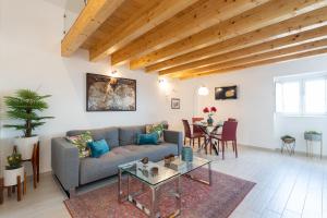 a living room with a couch and a table at Duques Villa Luxury Guesthouse in Lisbon