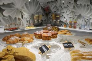 uma padaria com vários produtos de pastelaria e bolos em exposição em Hotel Esperia em Cattolica