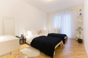 1 Schlafzimmer mit 2 Betten, einem Schreibtisch und einem Fenster in der Unterkunft apt.vrbik in Zagreb