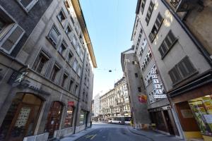 une rue urbaine vide avec deux grands bâtiments dans l'établissement Hotel St. Gervais, à Genève